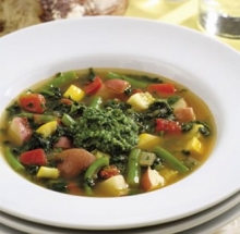 O farfurie cu supa de legume.
